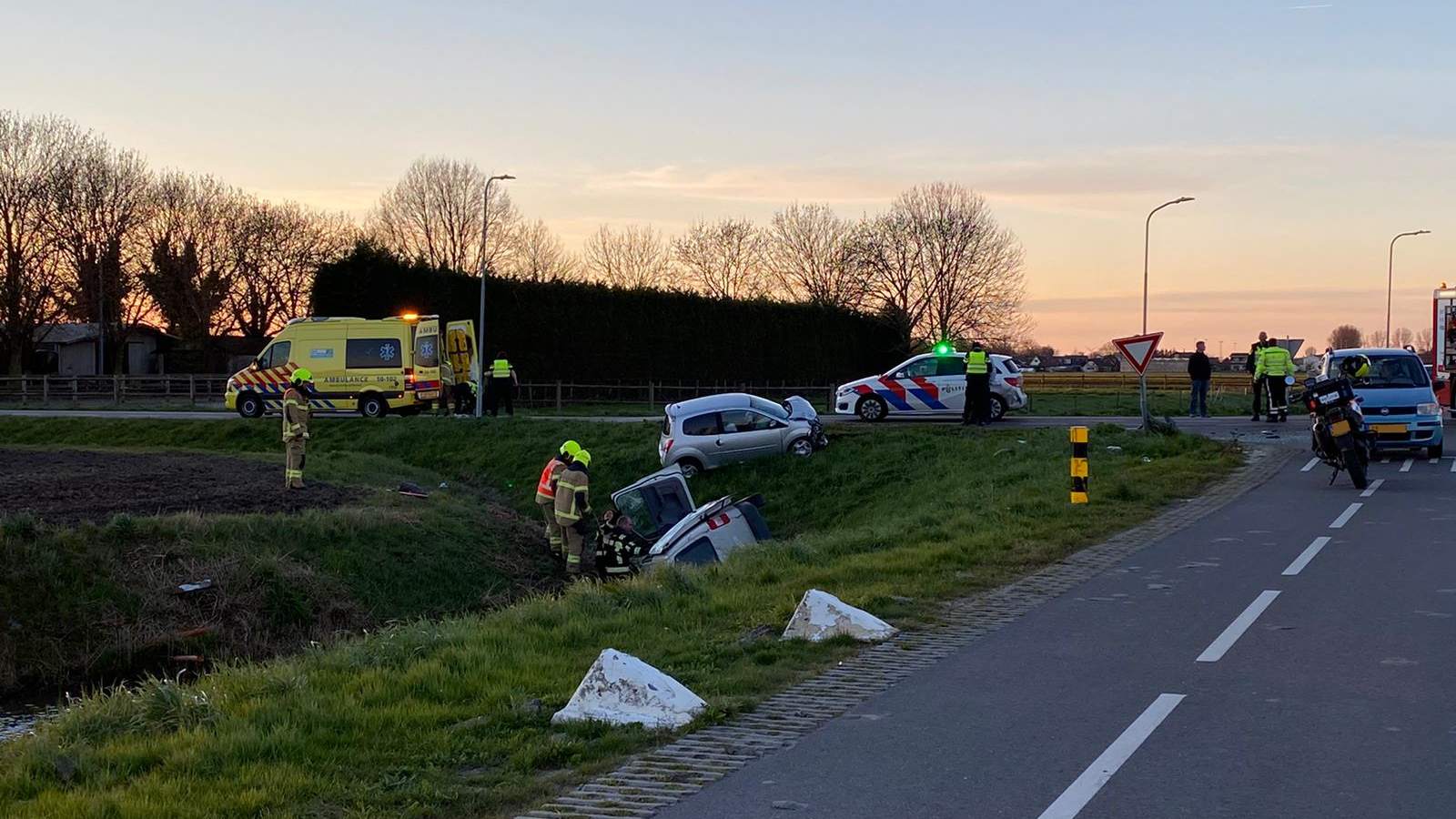 Bestelbus te water door botsing in Andijk