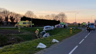 Bestelbus in het water in Andijk