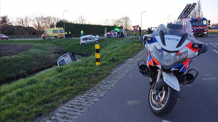 Bestelbus in het water in Andijk1