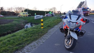 Bestelbus in het water in Andijk1