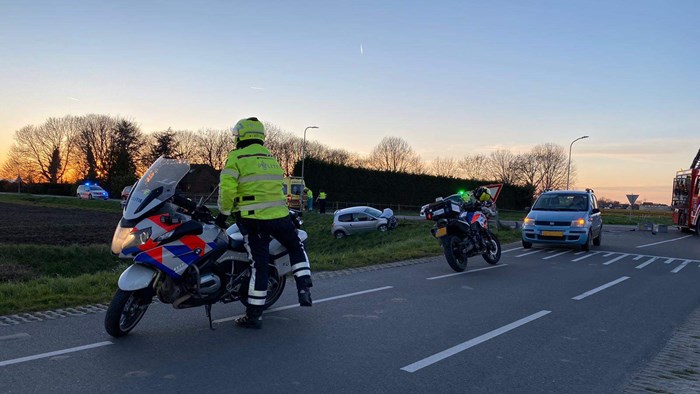 Bestelbus in het water in Andijk2