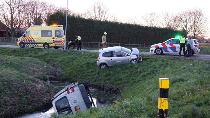 Bestelbus in het water in Andijk3