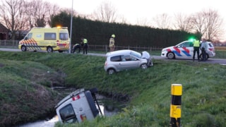 Bestelbus in het water in Andijk3