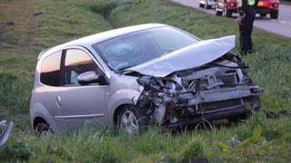 Bestelbus in het water in Andijk4