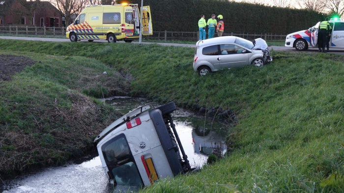 Bestelbus in het water in Andijk5