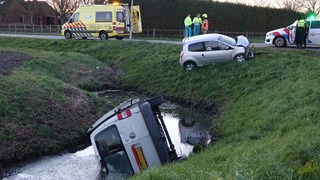 Bestelbus in het water in Andijk5