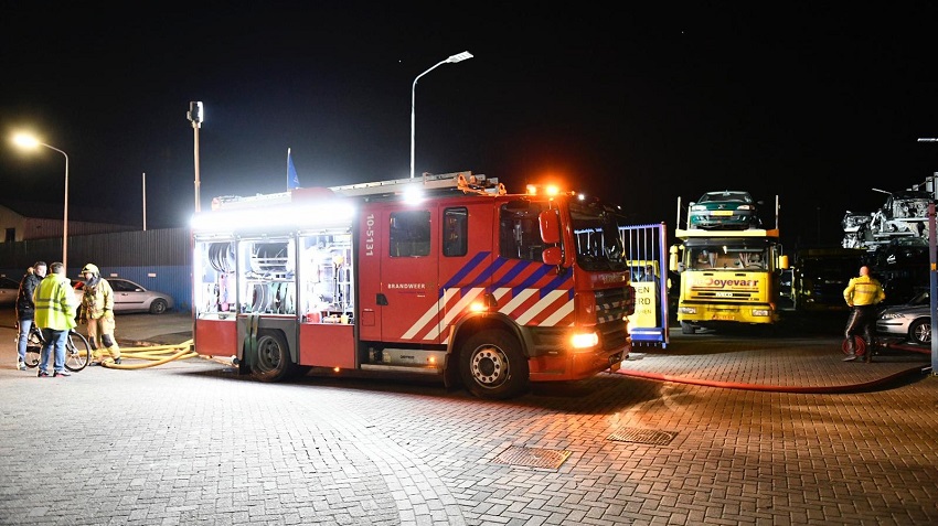 Brand bij autosloperij Ooyevaar in Blokker