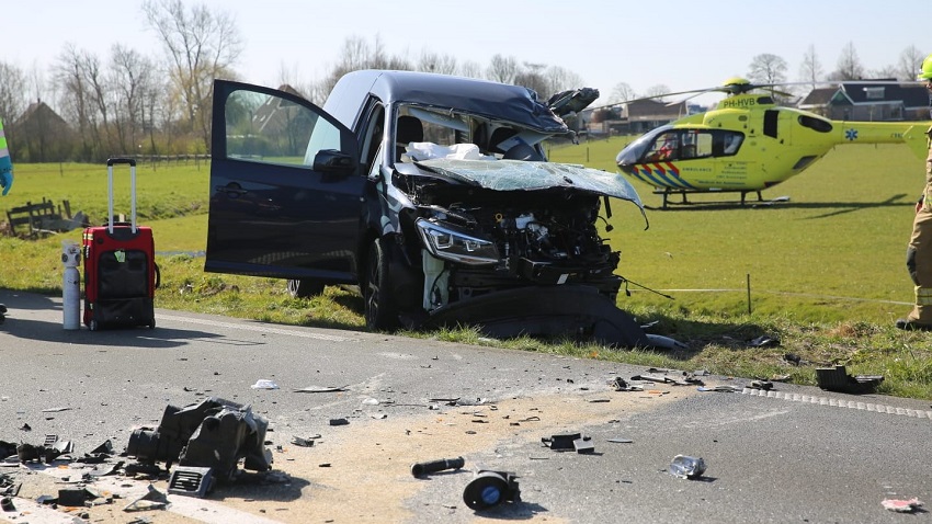 Frontale botsing vrachtwagen en auto in De Goorn
