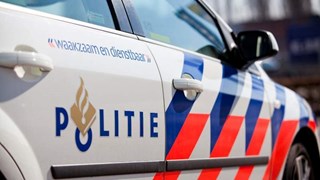 Politieauto waakzaam en dienstbaar