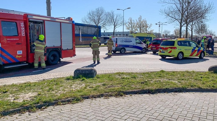 Botsing tussen twee bestelbusjes op Hoorn 80