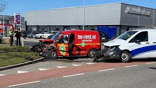 Botsing in Hoorn tussen twee bestelbusjes 1