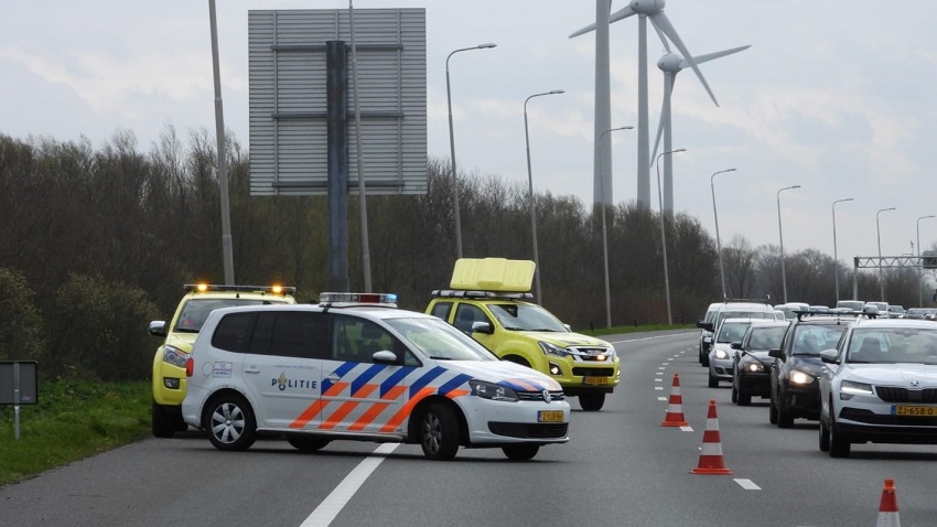Bestelbus op z'n kop in de sloot bij Avenhorn