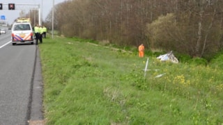 Bestelbus op z'n kop in de sloot (Avenhorn)