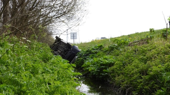 Bestelbus op z&#39;n kop in de sloot (Avenhorn) 2
