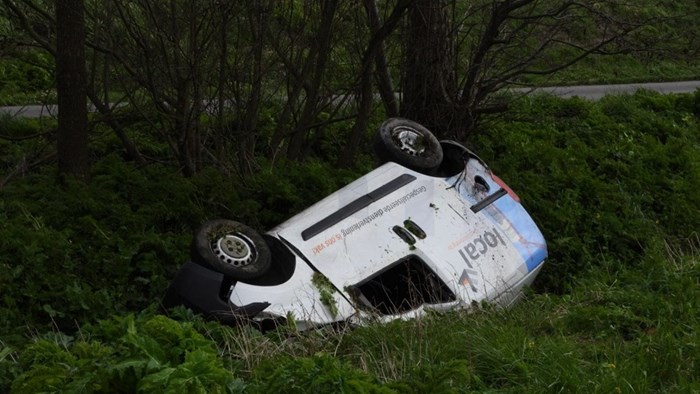Bestelbus op z&#39;n kop in de sloot (Avenhorn) 3