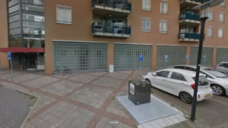 De ondergrondse vuilcontainer op de Marquettegracht voor de aanrijding