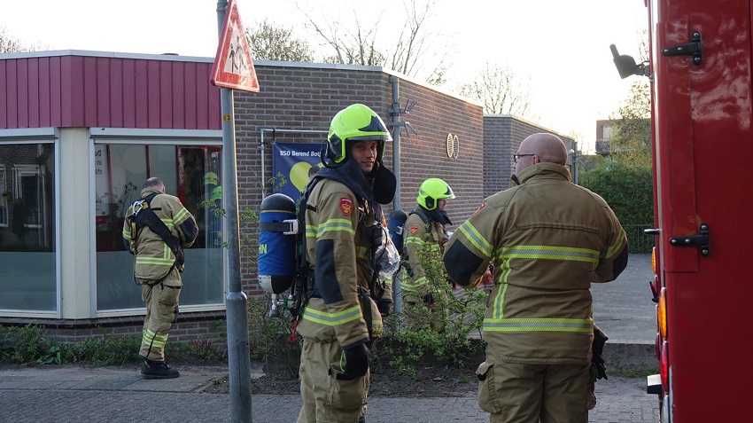 Brandje geblust achter basisschool in Enkhuizen