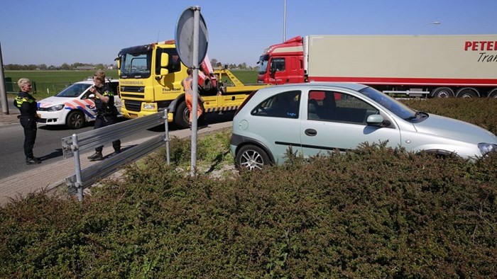 Auto rijdt rotonde op in Wognum