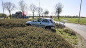 Auto rijdt rotonde op in Wognum 1