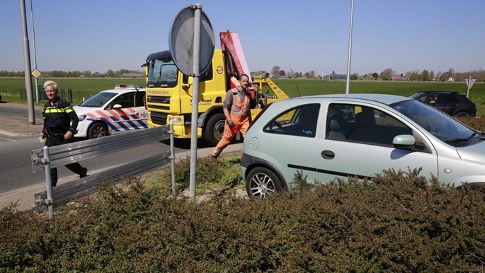 Auto rijdt rotonde op in Wognum 2