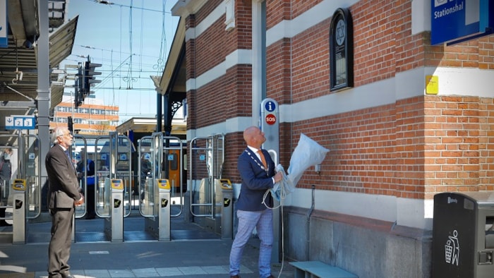 Onthulling plaquette bij station Hoorn