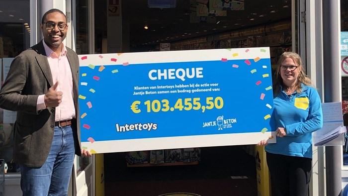 Uitreiking cheque Intertoys