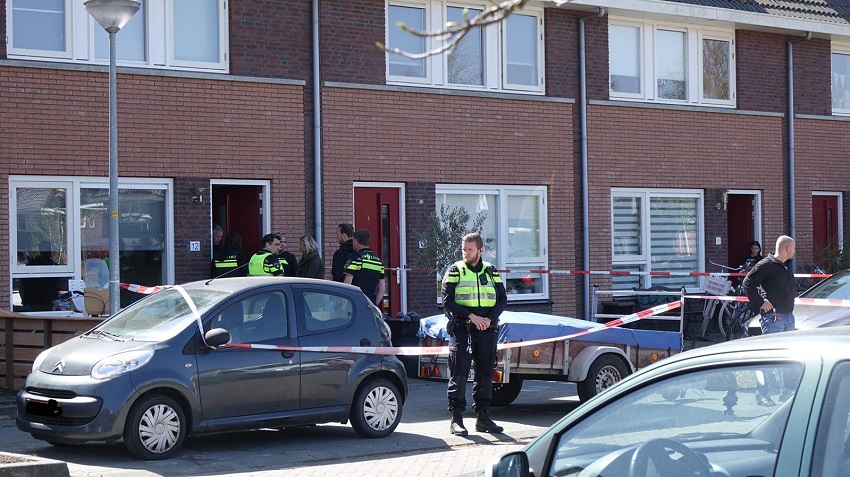 Politie valt woning Enkhuizen binnen