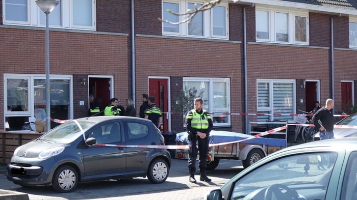 Politie valt woning Enkhuizen binnen
