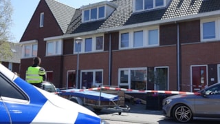 Politie valt woning Enkhuizen binnen 2