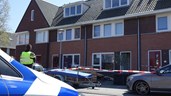 Politie valt woning Enkhuizen binnen 2