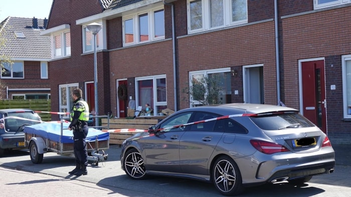 Politie valt woning Enkhuizen binnen 3