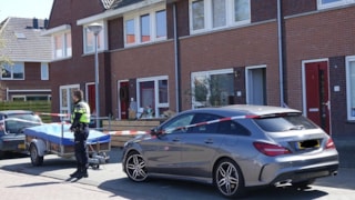 Politie valt woning Enkhuizen binnen 3