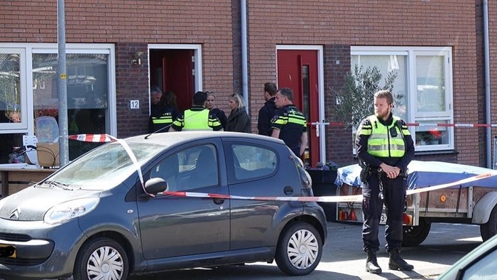 Politie valt woning Enkhuizen binnen 1