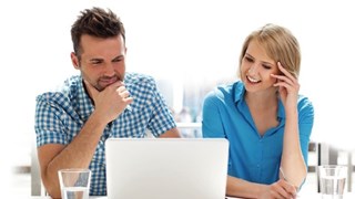 Vrijwilligerspunt stel achter laptop