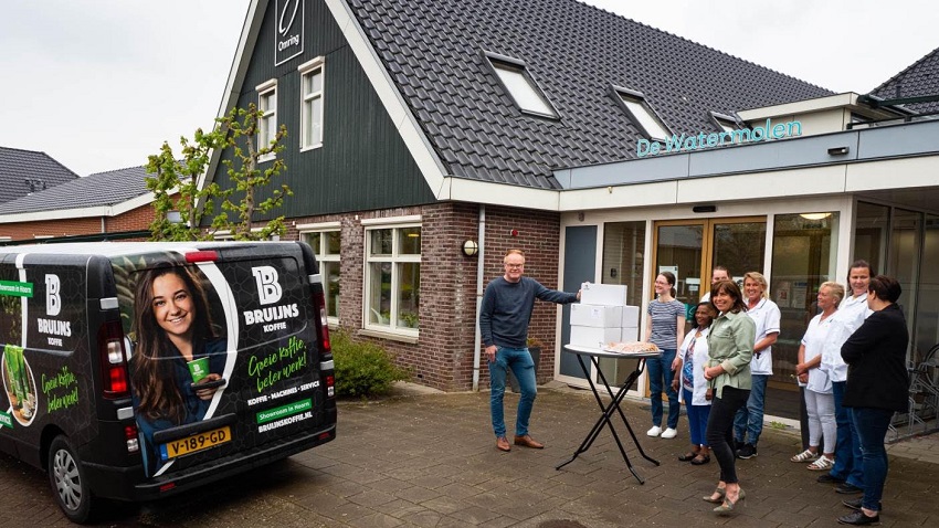 Bruijns Koffie uit Zwaag verrast Omringmedewerkers én cliënten met warme wafel