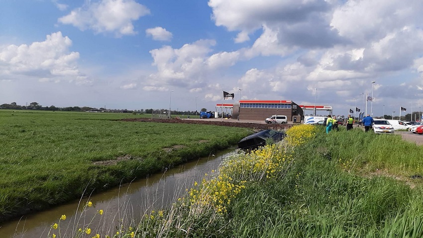 Auto te water bij McDonald's in Hoorn