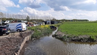 Auto te water bij McDonalds' 3