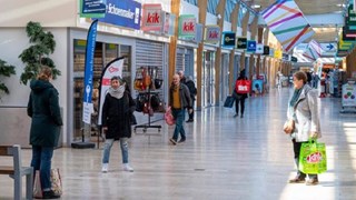 Mensen in winkelstraat