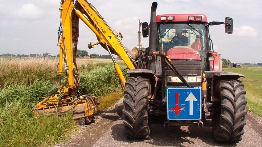 Maaien wegbermen voor verkeersveiligheid