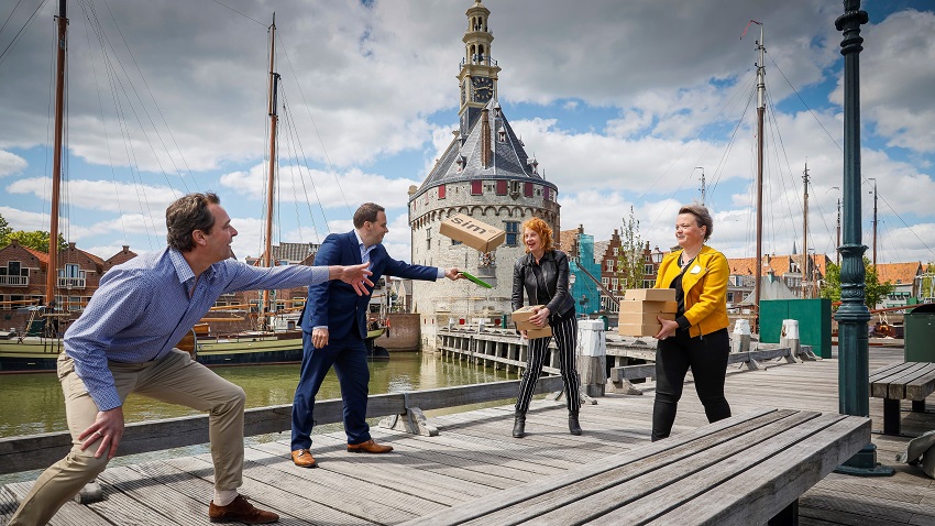 Bewoners en zorgverleners Omring en Wilgaerden/Leekerweide geholpen met tablets en mondkapjes van de Rabobank