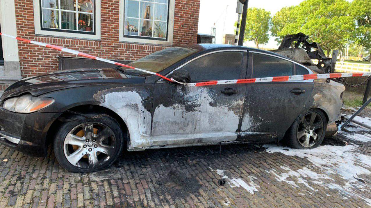 Geparkeerde auto in Enkhuizen uitgebrand