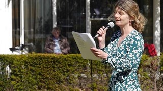 Kitty draagt gedichten voor in de tuin van Avondlicht