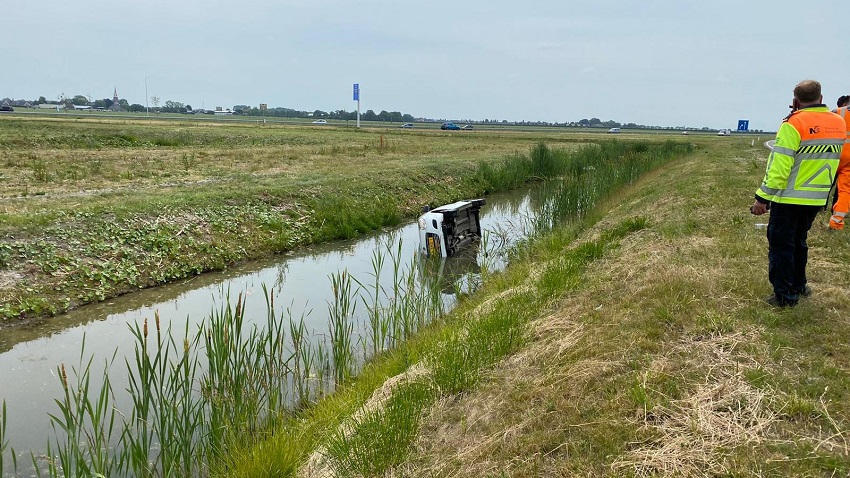 Auto in de sloot langs Westfrisiaweg