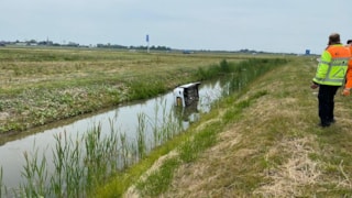 Auto in de sloot langs Westfrisiaweg 1