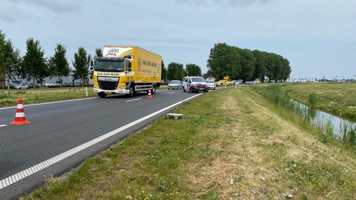 Auto in de sloot langs Westfrisiaweg 2
