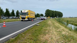 Auto in de sloot langs Westfrisiaweg 2