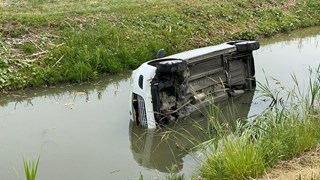 Auto in de sloot langs Westfrisiaweg 3