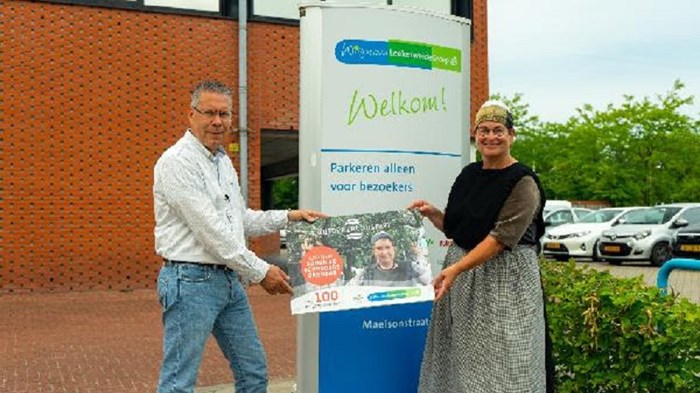 Zuiderzeemuseum, Ren&#233; Rook, manager zorg WilgaerdenLeekerweideGroep (links) en Anneke Leeuwinga, rolspeler Zuiderzeemuseum (rechts)