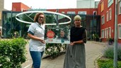 Zuiderzeemuseum, Michelle Meurs, wijkverpleegkundige Omring (links) en Anneke Leeuwinga, rolspeler Zuiderzeemuseum