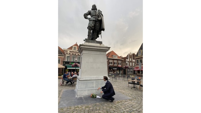 Twitterfoto FvD Baudet legt bloemen bij J.P. Coen